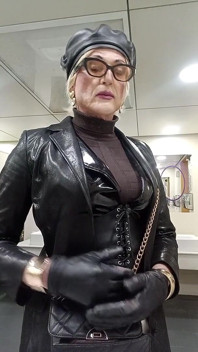 Rubia en cuero