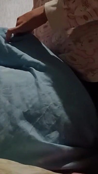 สาวผอมบางสุดๆ ถูหีกับหมอนแล้วแตกเร็วก่อนพ่อแม่จับได้