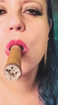 Cewek sange cohiba ini lagi asik muncrat di toket sambil merokok