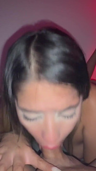 Meia-irmã loira fumando cigarro e chupando pau grande em close-up - melhor boquete