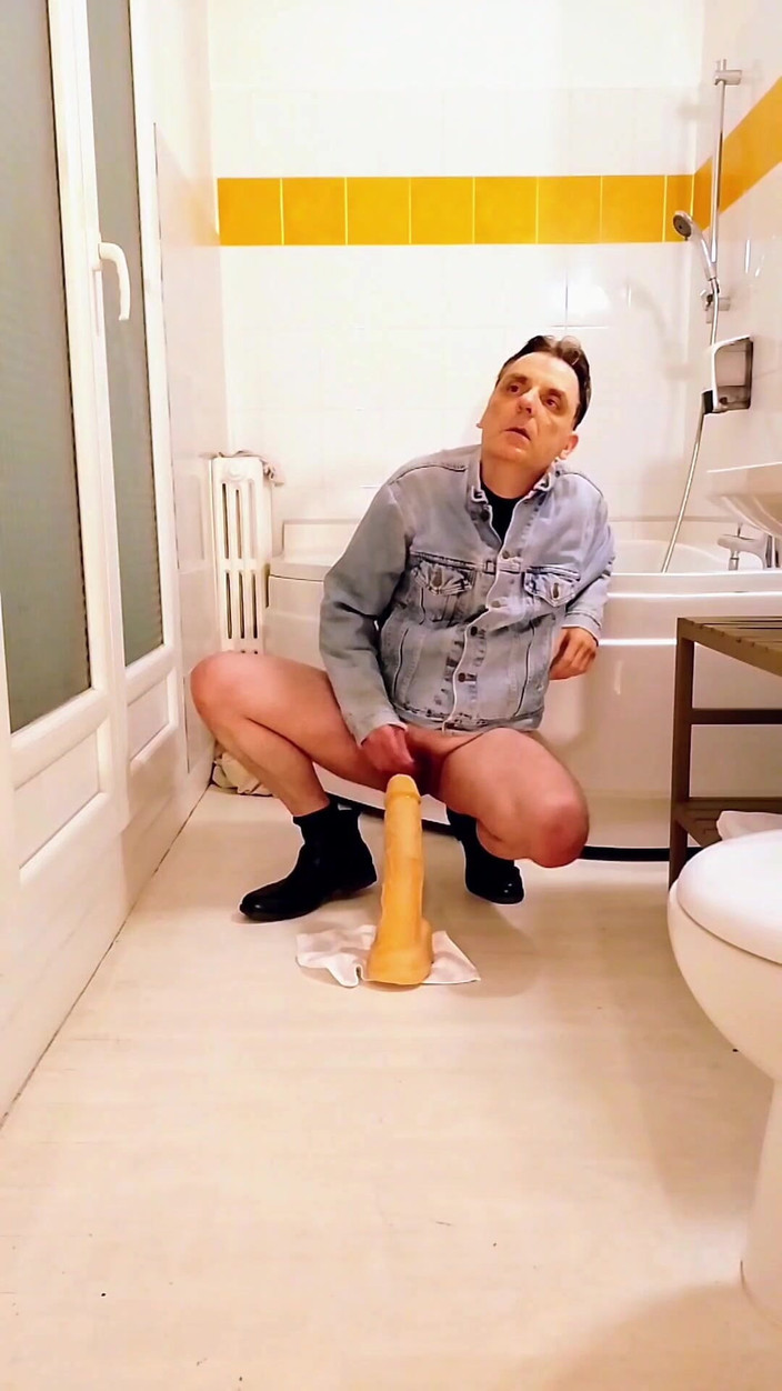 Joy Stardust: Masturbazione Fetish E Scopata Con Dildo in Bagno