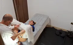 Jinekolog onu sikmek için hastanın uyarılma ve naifliğinden faydalanıyor