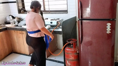 Big-Boobs-fuckers: Guardando il culo grosso della nuova cameriera il proprietario si è...