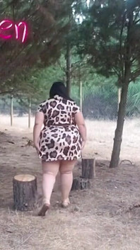 Tyłek czcić seksowną macochę na zewnątrz