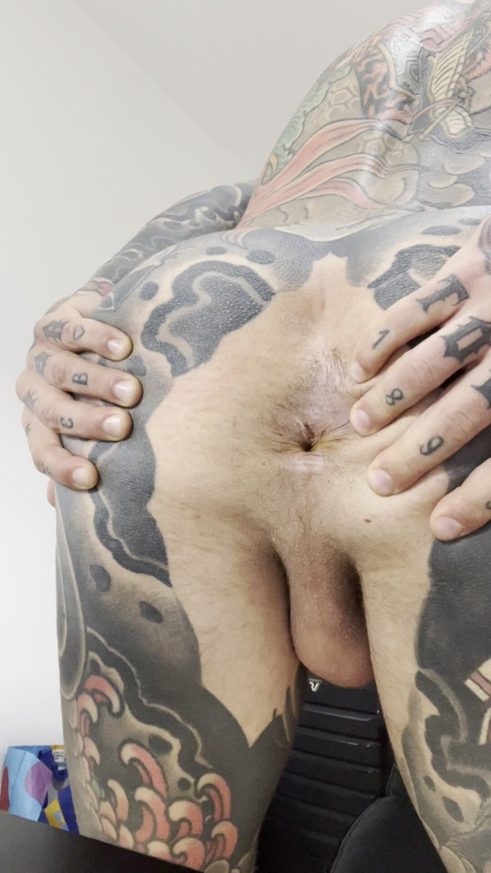 Juan Lucho Gay: Mulch in the Office of a Muscular Boy