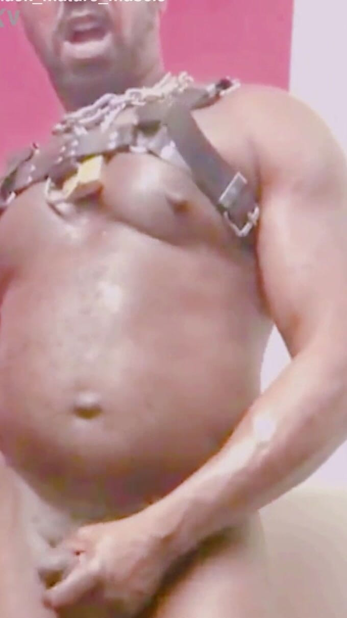 Black smoking muscle stepdad: tyłek mięśni tatuś prostaty zabawka. Titplay rozładować sesję