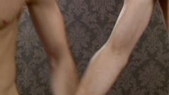 Macho Guys: Kayden Gray adore lécher les pieds et la bite bien...