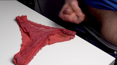 NoelDero: Ukradl jsem špinavé kalhotky své nevlastní sestry, tajně na nich masturboval...