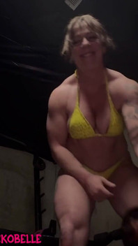 Những người đàn ông nhỏ biceps lớn