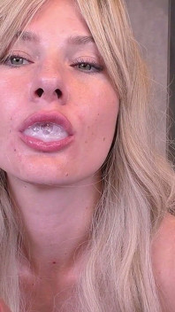 Bionda Sexy Succhia Il Vicino E Ingoia Lo Sperma