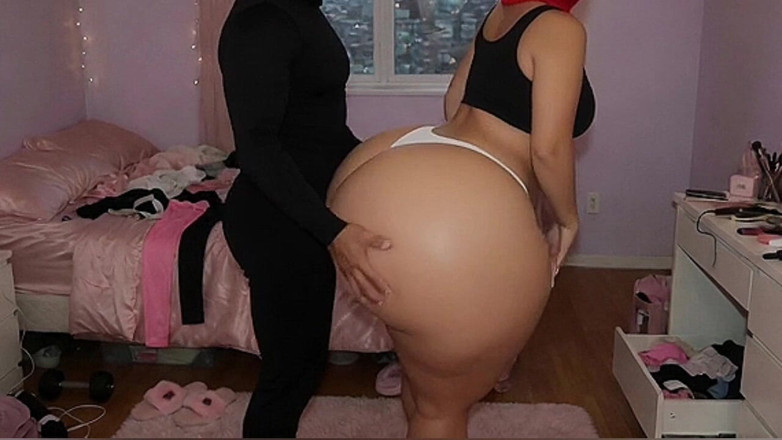 Animate golden: Latina met dikke kont in strakke witte legging wordt langs...
