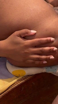彼女は18歳で、アナル中出しが大好きです
