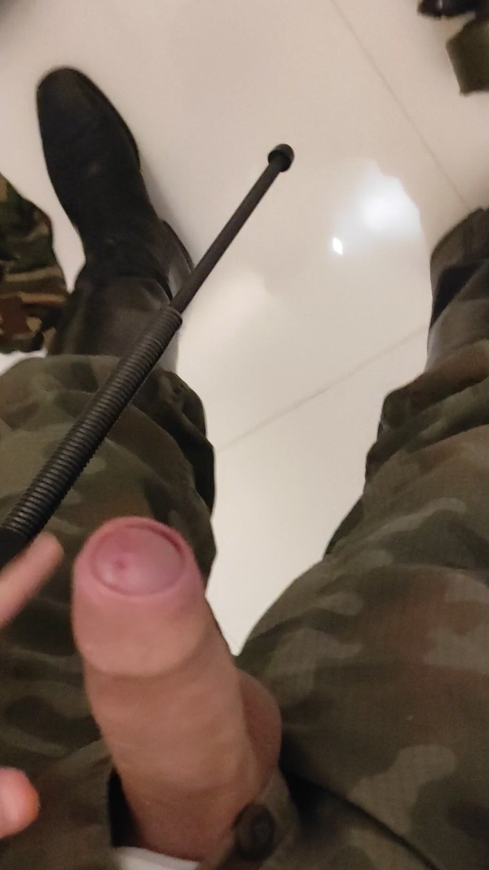 Gayfucker25: Bir asker askeri subay botlarıyla mastürbasyon yapıyor