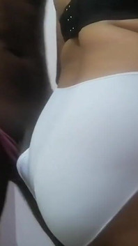 Él la aprieta la espalda y toma placer