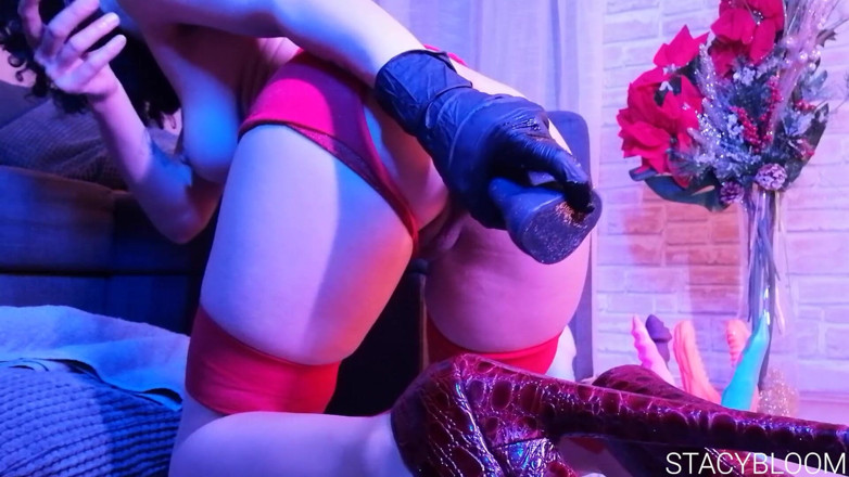 Stacy Bloom: La ragazza si scopa il culo con un enorme dildo