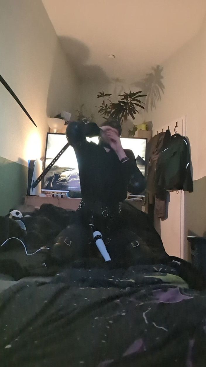 AJ_the_catgirl: Petsuit con il cappuccio weile vibrato selfbondage