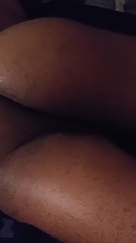 Kennie Jai viene masturbata a letto