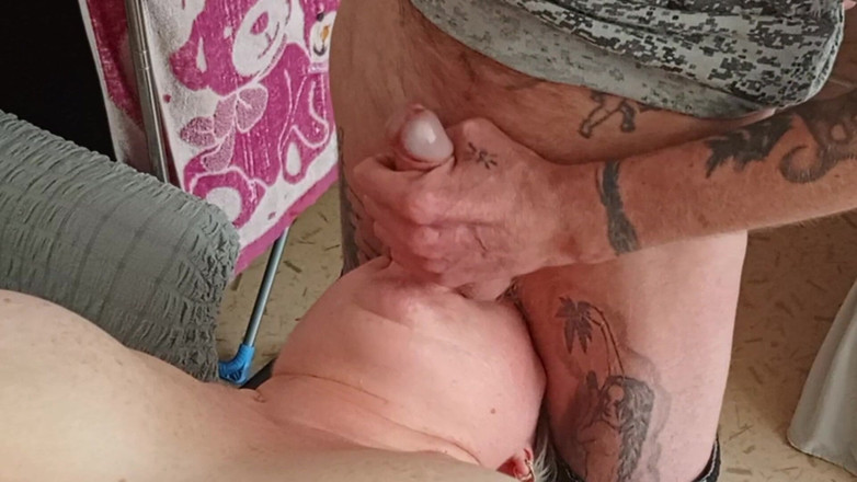 Zona901: 継母を口の中で激しく犯し、精液で満たします