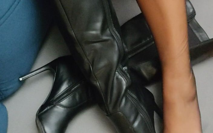 Coryna nylon: 黒のストッキングと黒のブーツ
