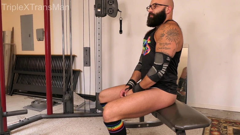 TripleXTransMan: Вуайерист в спортзале наблюдает, как я кончаю