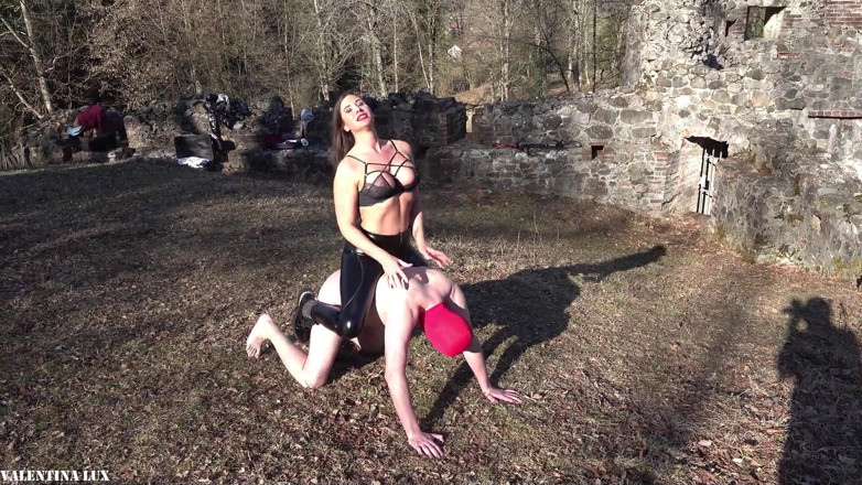 Valentina Lux: Ballbusting di runtuhan istana