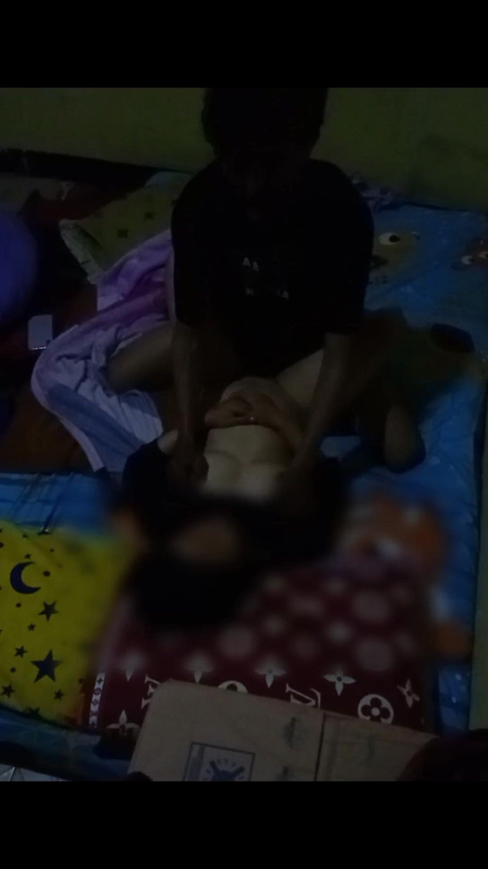 Famly sex: 享受她的处女阴户，但我继续这样做