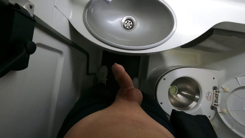 Handsome Alone: Schizzi di sborra senza sosta dopo 10 ore di reggiseno circa...