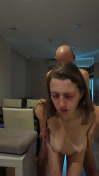 Seksi sürtük mutfak masasında servis ediyor