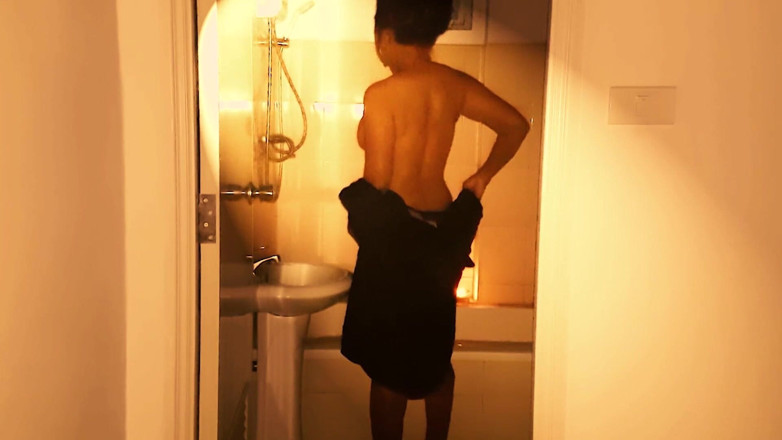 Asian Pussy Vision: Sensual baño y relajación en tacones altos