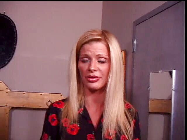 Fetish Media: Sexy blondýnka v silonkách se připravuje na BDSM akci