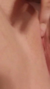 Masturbazione di ragazza che fuma