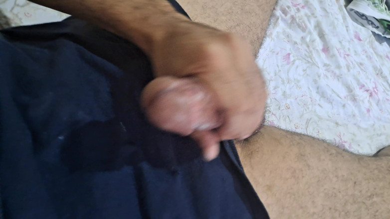 snappyblindfold3: Masturbándose con su polla manchada de semen, y corriéndose mucho...