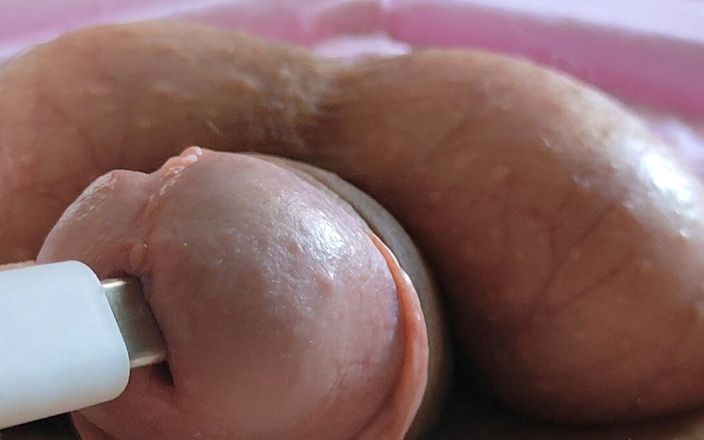 Straight Daddy Club: Syok Listrik Kecil ke Penis dengan Kabel Usb untuk Stimulasi.