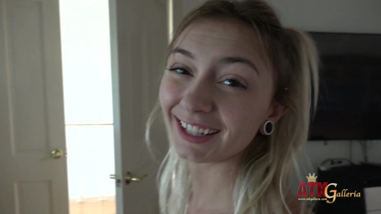 ATKIngdom Fans: Chloe Temple si dà giù a carnotte per mostrare il...