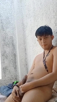 Un ragazzo asiatico arrapato all'aperto