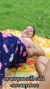 MILF-lesben bekommen beim outen ihre muschis gefickt