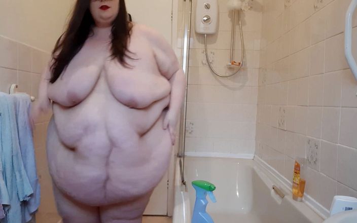 SSBBW Lady Brads: Culona desnuda limpiando cuarto de baño barriga gorda