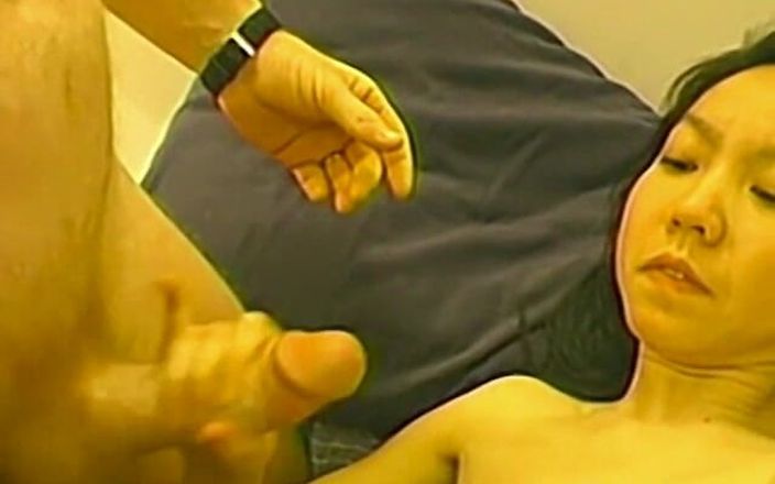 Homegrown Handjob: Azjatka daje swojemu mężczyźnie ręczną robotę