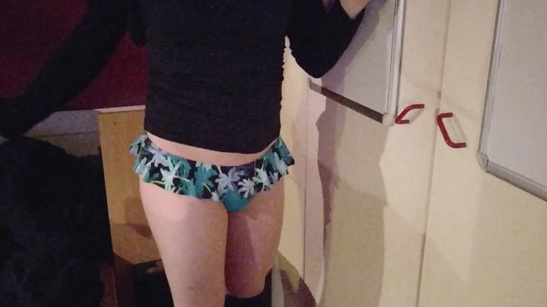 Joslin: Sissy Joslin dansar i söt bikini