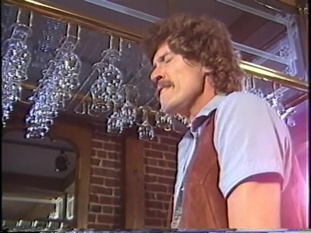 Old Good Porn: Randy pulcino succhia il cazzo mentre si fa scopare la...