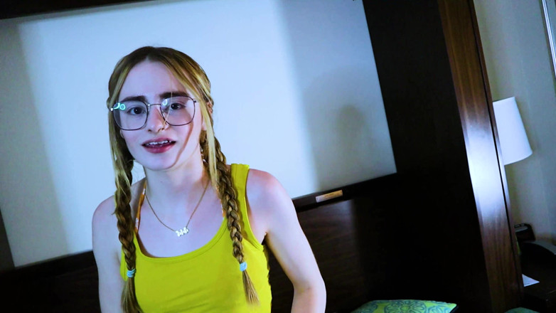 Smash Thots Films: Tôi nện con đĩ đại học mọt sách Reese Robbins trong phòng...