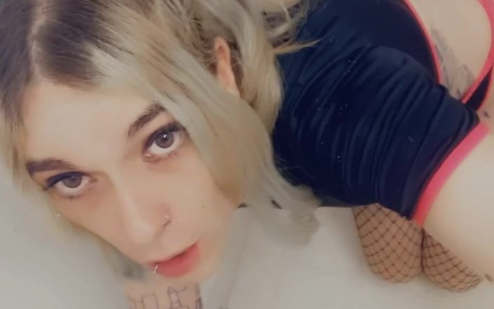 Mykie Melatonin: Une trans sexy qui fume veut se faire baiser profondément