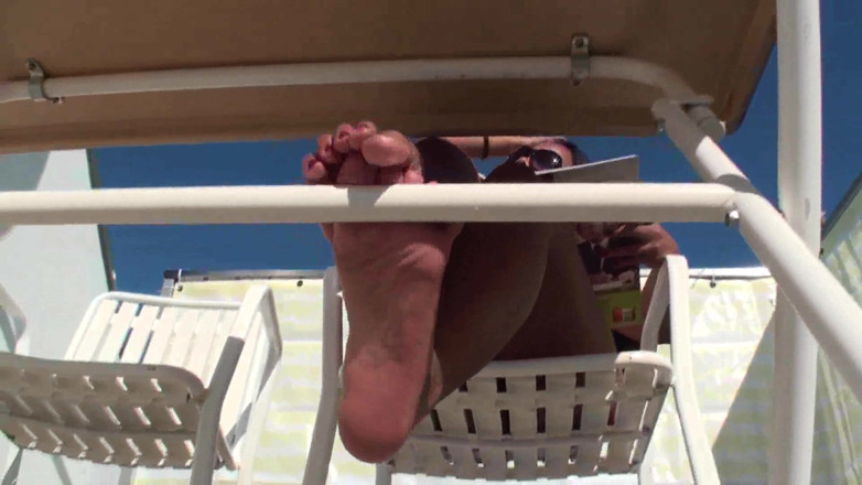Foot Girls: Sol, pies y hermosa milf asiática