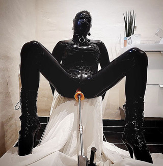 Hooded June: Sexy panenka je ošukaná strojem a udělá se