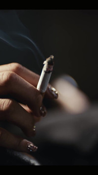 POV: Menina japonesa chupa fumaça enquanto chupa pau - Emiri Momota fumando fetiche de cigarro
