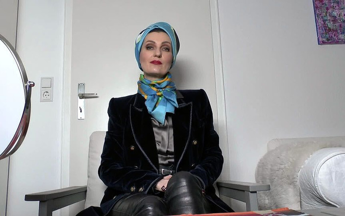 Lady Victoria Valente: 2 blaue seidenschals stylen