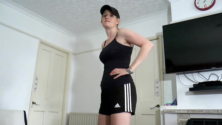 Britishmilf: 義理の息子が継母の汗だくのお尻を犯す