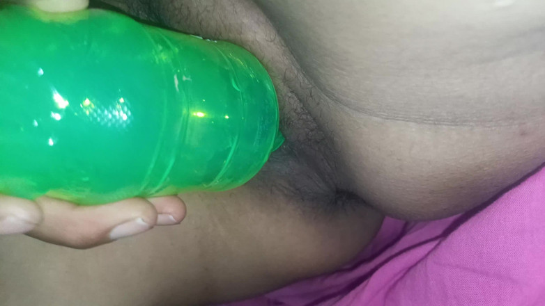 Honey beesex: İlk kez sıkı amcık şişeyle parmaklıyor