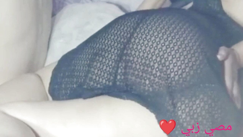 Saraarabsexy: Istri Arab pantat montok lagi asik nyepong kontol