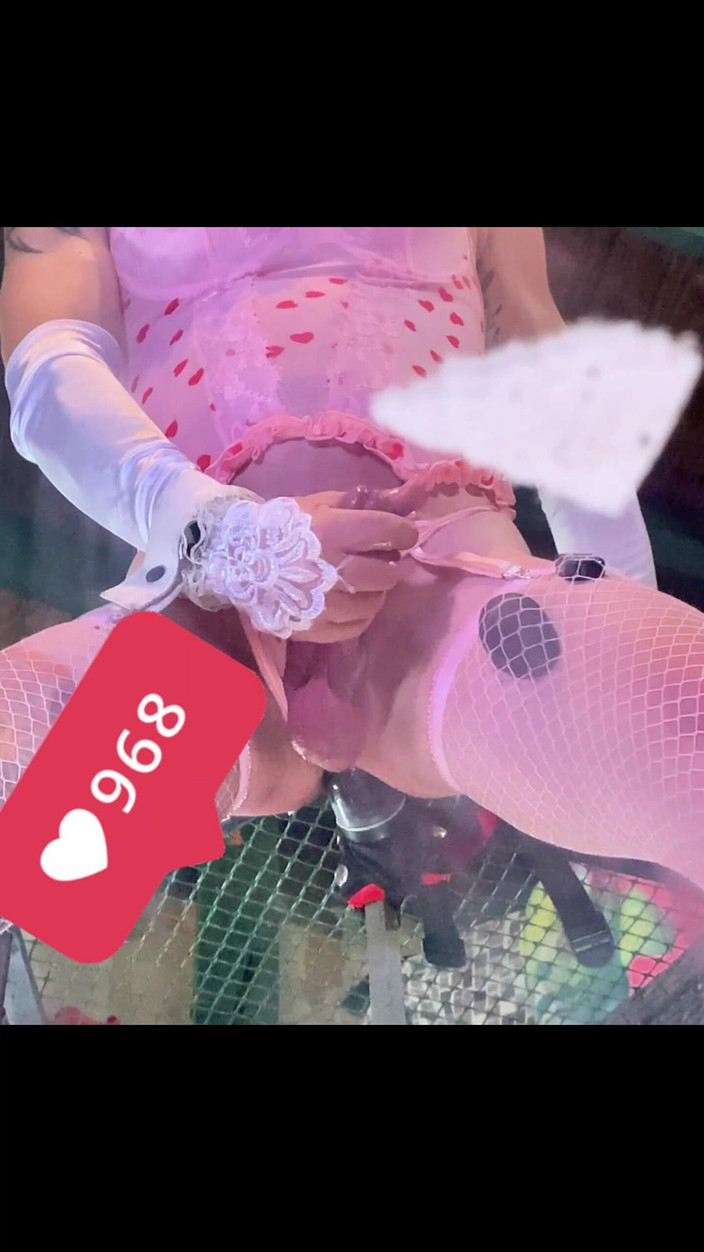 Benito414: Transsexuală în ciorapi roz în lenjerie călărind un vibrator negru pe perete